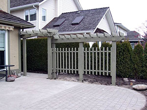 An example of a dividing pergola with an archway