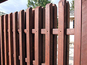 Double-sided uprights when the structure is seen from both sides